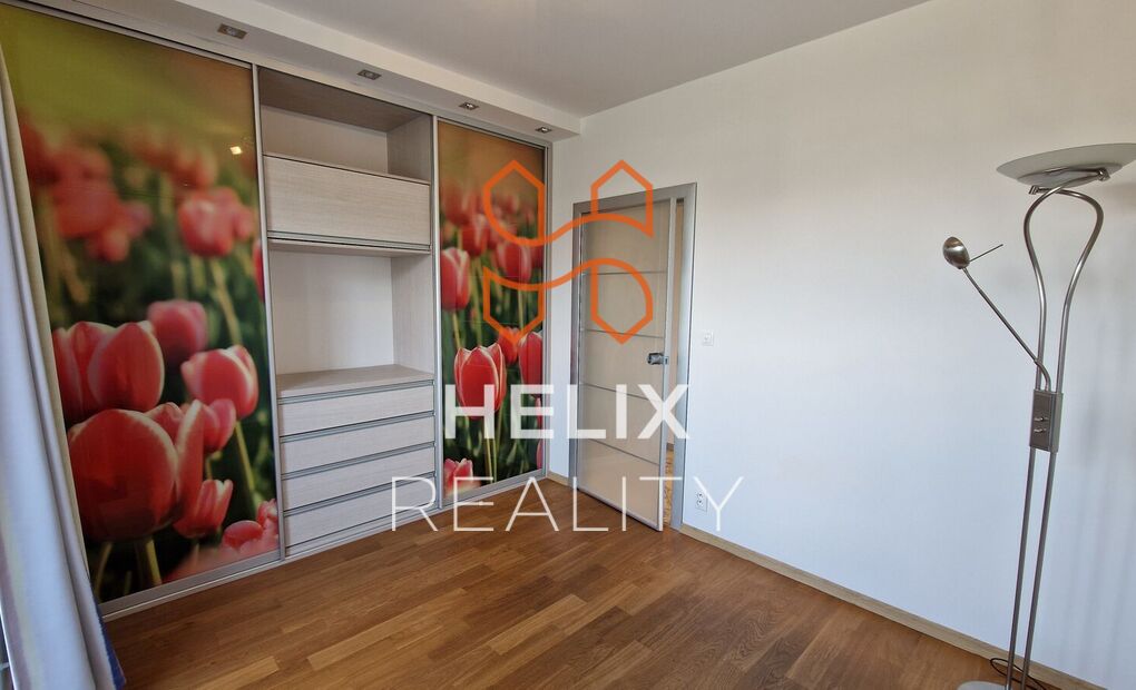 Vybavený klimatizovaný byt 4+kk s terasou, garážové stání, rezidence Nová Karolina, Ostrava