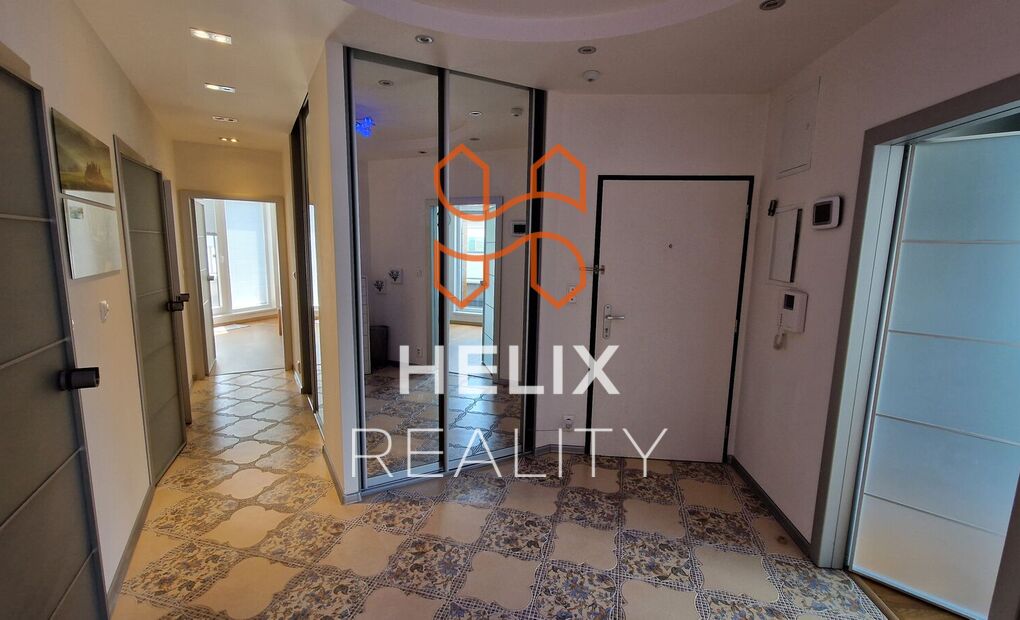 Vybavený klimatizovaný byt 4+kk s terasou, garážové stání, rezidence Nová Karolina, Ostrava