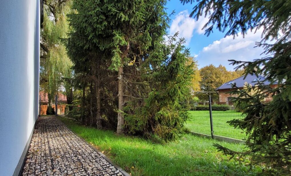Novostavba RD s garáží, oplocený pozemek