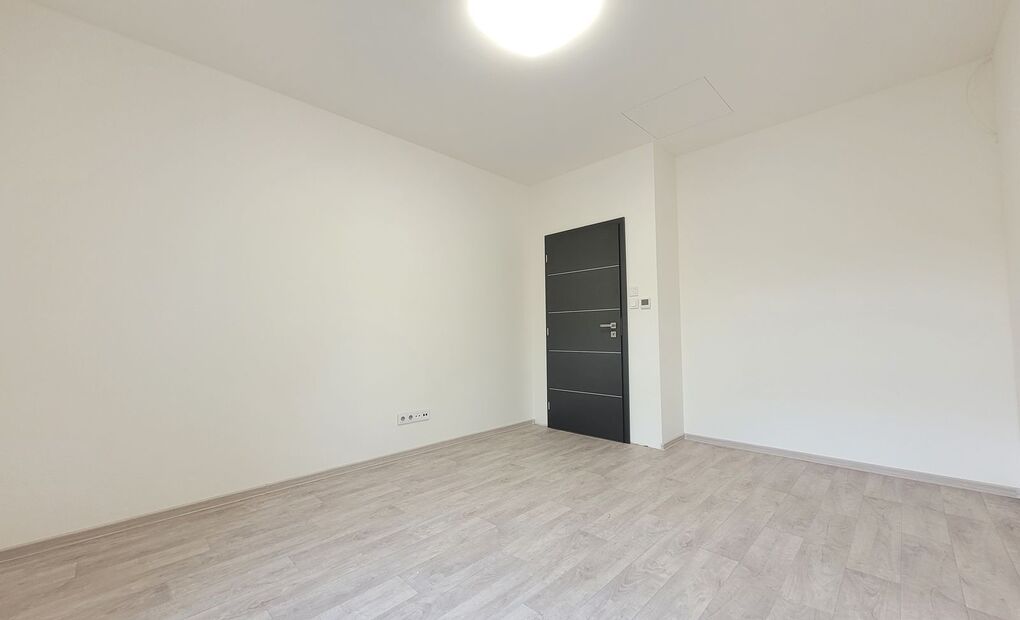 Novostavba RD s garáží, oplocený pozemek