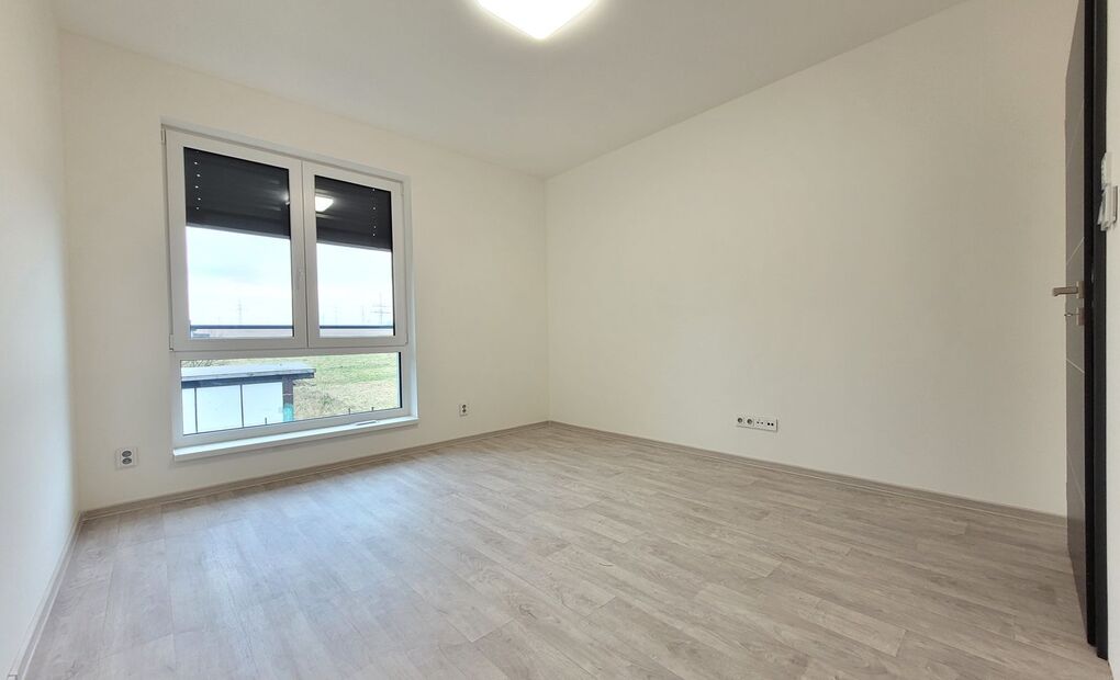 Novostavba RD s garáží, oplocený pozemek