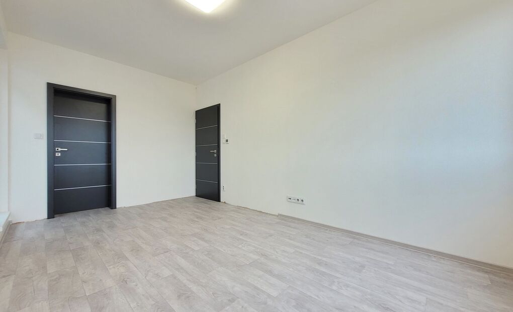 Novostavba RD s garáží, oplocený pozemek