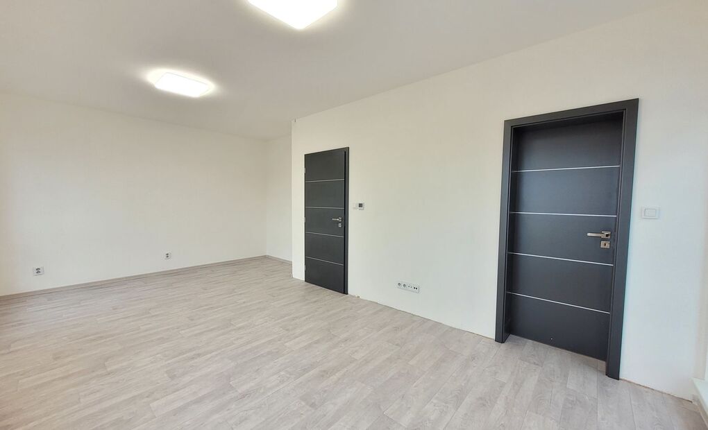 Novostavba RD s garáží, oplocený pozemek