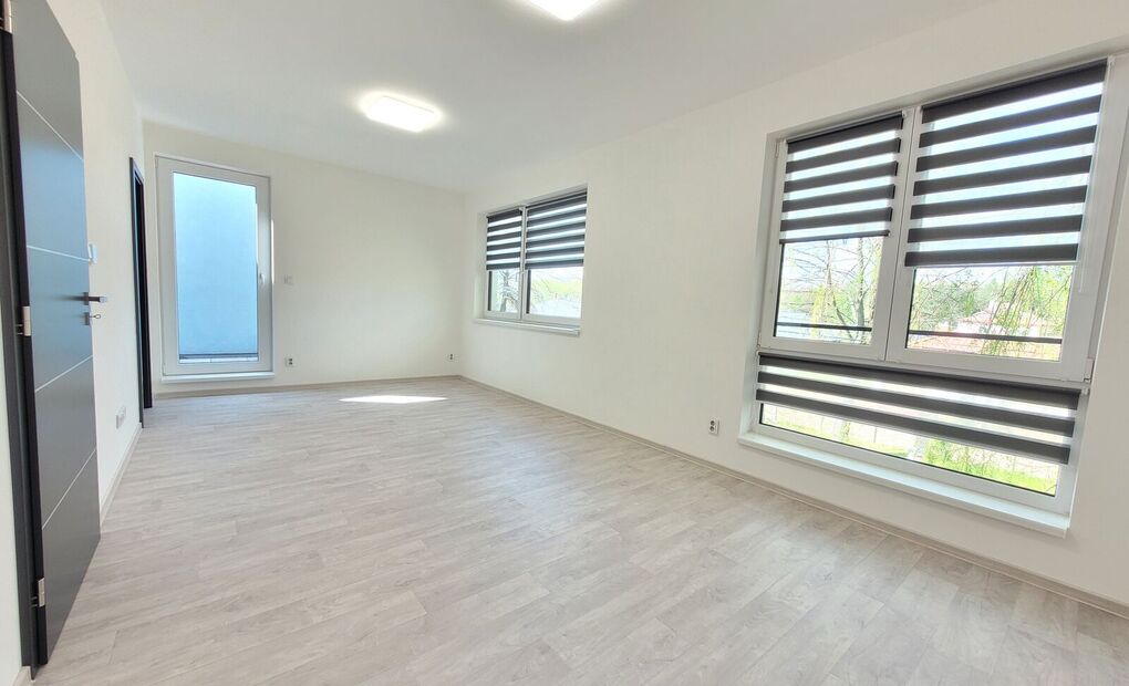 Novostavba RD s garáží, oplocený pozemek