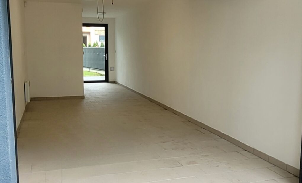 Novostavba RD s garáží, oplocený pozemek