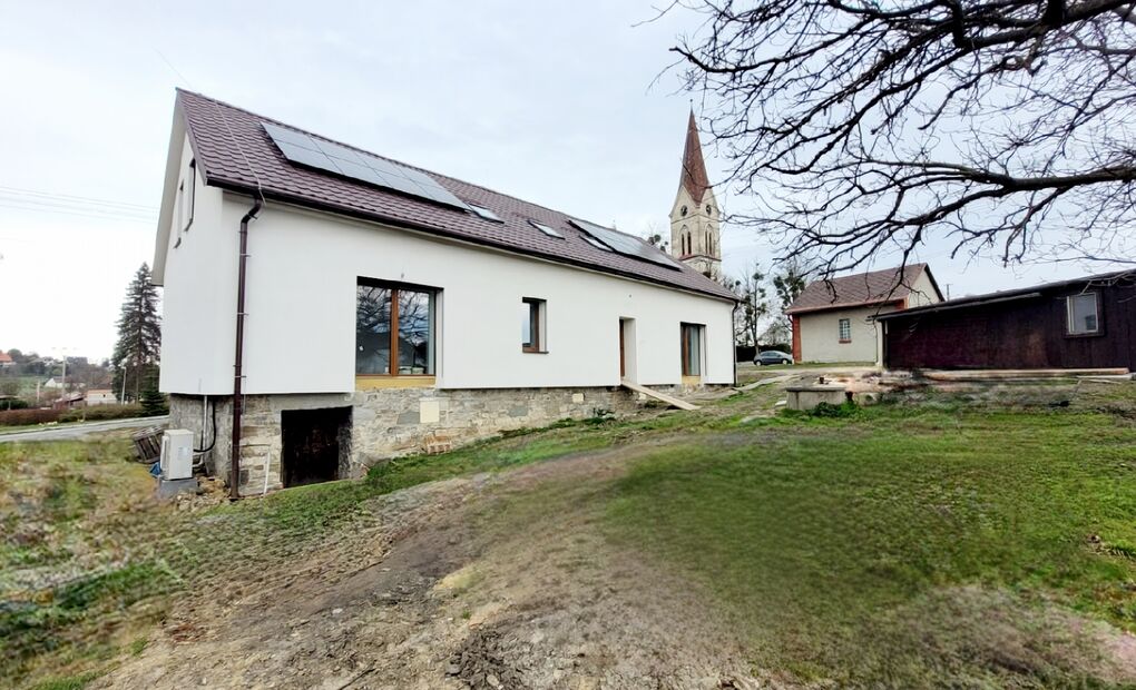 RD se dvěma bytovými jednotkami, fotovoltaika, tepelné čerpadlo