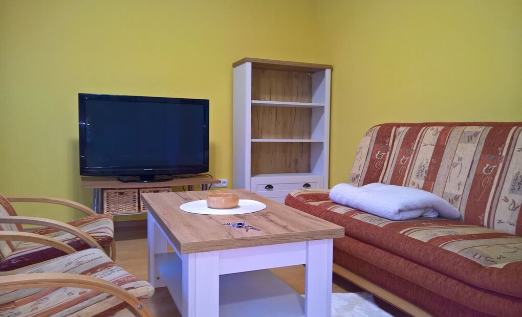 Vybavený byt 2+kk s balkonem, parkovací stání, Na Vyhlídce, Frýdek