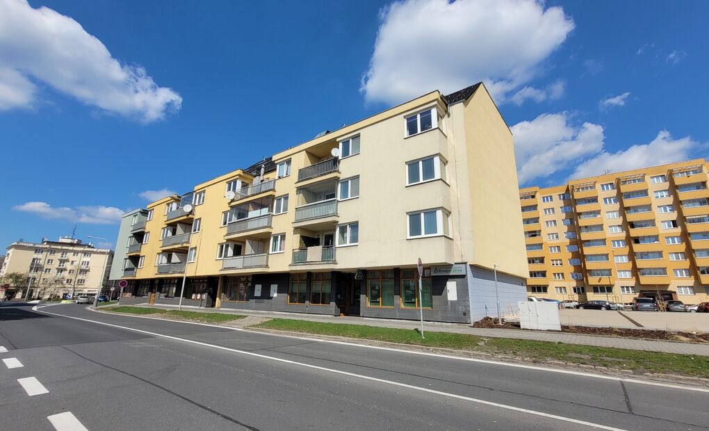 Byt 2+kk s balkonem v cihlovém domě, vybavený