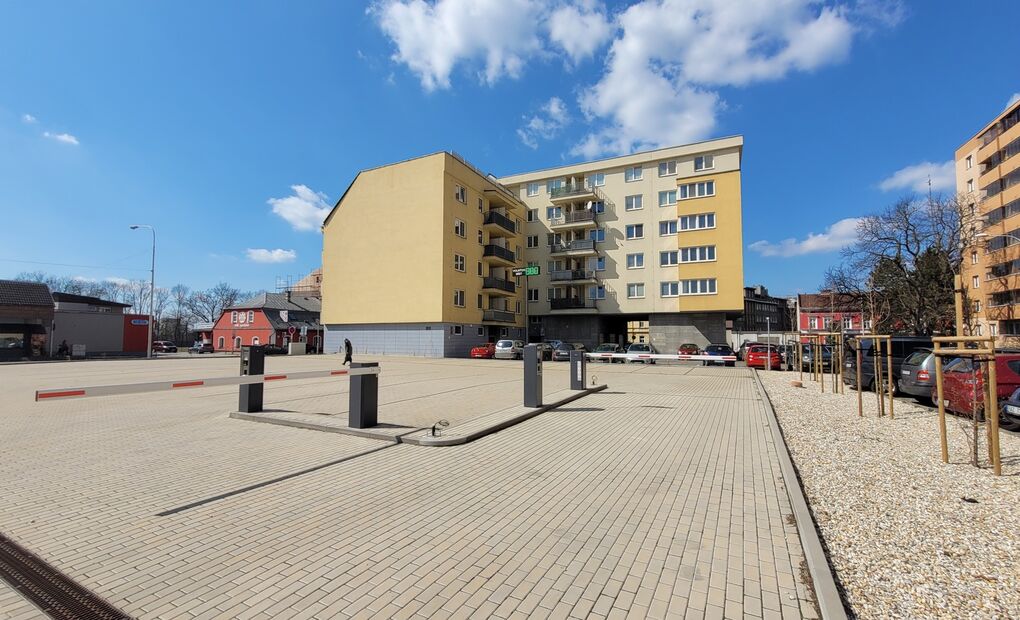Byt 2+kk s balkonem v cihlovém domě, vybavený