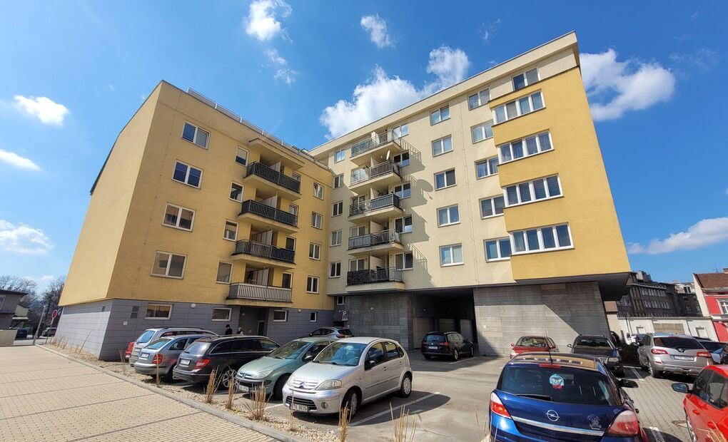 Byt 2+kk s balkonem v cihlovém domě, vybavený