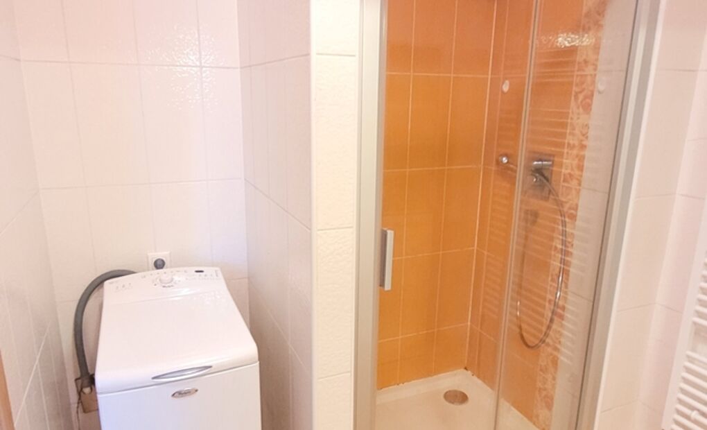 Byt 2+kk s balkonem v cihlovém domě, vybavený
