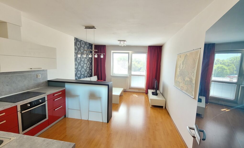 Byt 2+kk s balkonem v cihlovém domě, vybavený