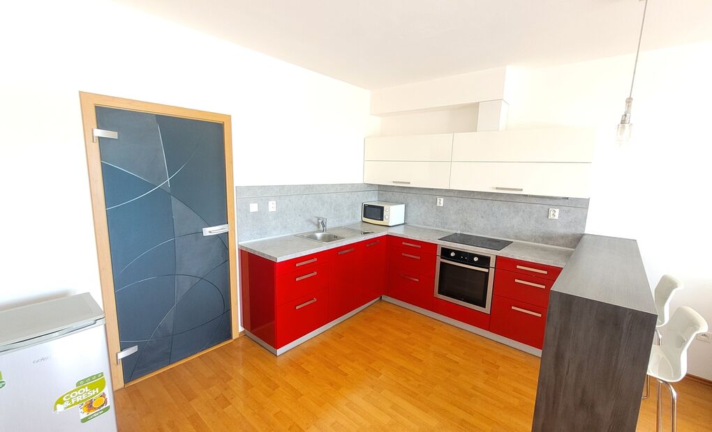 Byt 2+kk s balkonem v cihlovém domě, vybavený