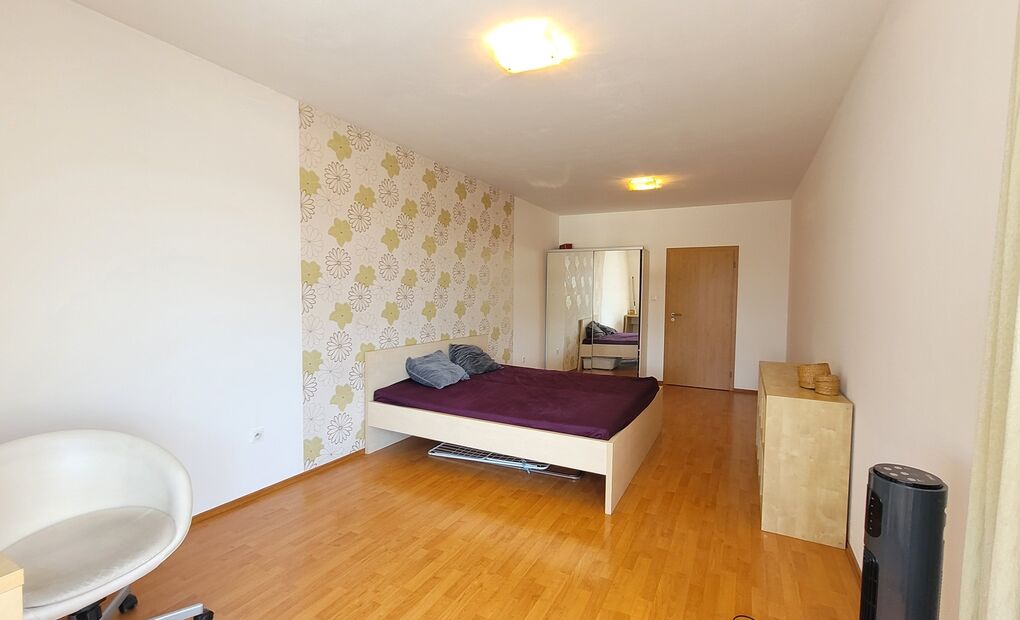 Byt 2+kk s balkonem v cihlovém domě, vybavený