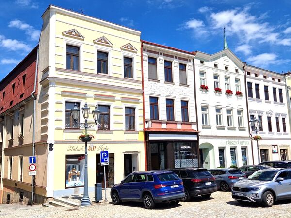 Fotografie nemovitosti - Prostorný byt 1+1 na náměstí