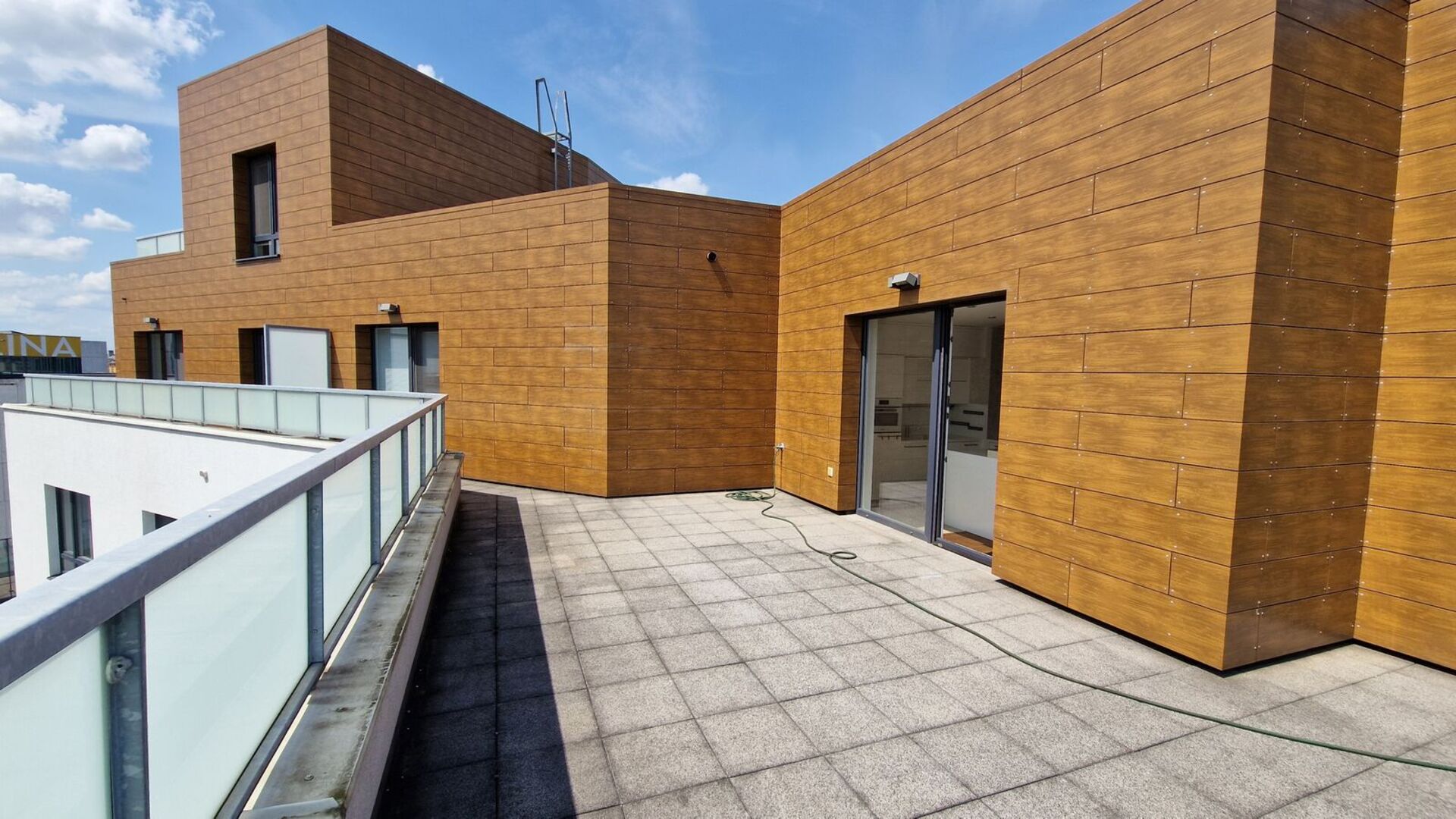 Vybavený klimatizovaný byt 4+kk s terasou, garážové stání, rezidence Nová Karolina, Ostrava